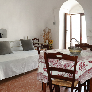 Foto della sala principale con il tavolo da pranzo in primo piano e il divano letto sullo sfondo