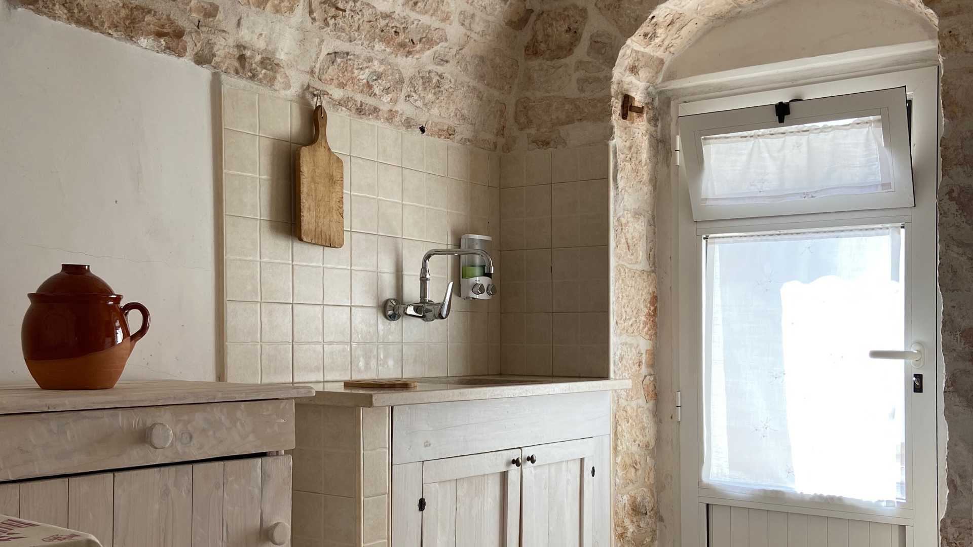 Cucina con vista del lavandino